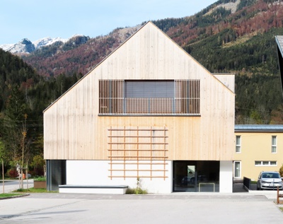 Ein ambitioniertes CoHousing-Konzept in Hinterstoder richtet sich an sozial benachteiligte und vulnerable Gruppen, darunter ältere Menschen vor Pflegebedürftigkeit, Alleinerziehende und junge Menschen. Es zielt auf bezahlbaren Wohnraum für Junge, Eigenständigkeit für Ältere und Belebung des Ortskerns ab. Durch den Mut der Gemeinde konnte dieses Co-Housing Projekt realisiert werden. Ausbleibende Förderungen sind bezeichnend für das starre System der Förderlandschaft.