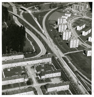 Ab den 1950er-Jahren wurden unsere Städte an das Automobil und dessen räumliche Anforderungen angepasst. Hochrangige Verkehrsachsen wurden bis tief in die Städte gezogen.  In Linz wurde etwa die Mühlkreisautobahn zwischen Bindermichl und Spallerhof im Jahr 1965 gebaut. Im Jahr 2005 wurde diese dann mit dem heutigen Bellevue-Park überbaut und die beiden getrennten Wohnviertel wieder verbunden. Foto: NORDICO Stadtmuseum, Archivnr. NA-042177