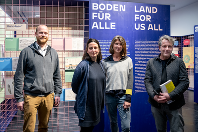 vlnr: Franz Koppelstätter (afo-Leiter), Karoline Mayer und Katharina Ritter (Kuratorinnen AzW), Ulrich Aspetsberger (afo-Obmann)