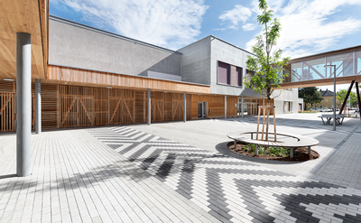 Löwenfeldschule, Bogenfeld Architektur