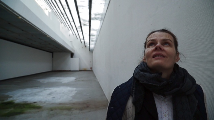 Videostill aus Hanging Without Walls, 2024, Regie: Jana Durajova, Lena Kusnierikova
