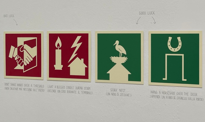„Bad Luck Good Luck“-Piktogramme, Polnischer Pavillon
auf der 19. Architekturbiennale Venedig 2025