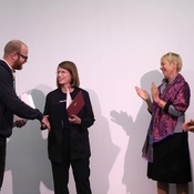 1. Preis
vlnr: Franz Koppelstätter (afo), Nina Valerie Kolowratnik (Preisträgerin), Gudrun Schreiber (BKA), Gerhard Jagersberger (BKA)