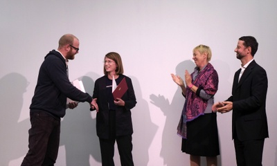 1. Preis
vlnr: Franz Koppelstätter (afo), Nina Valerie Kolowratnik (Preisträgerin), Gudrun Schreiber (BKA), Gerhard Jagersberger (BKA)