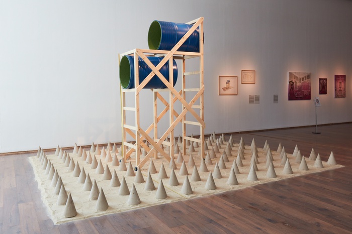 Falling space, 2022, Beton, Sand, Holz, Emaille, Acryl, 470 x 370 x 270 cm,